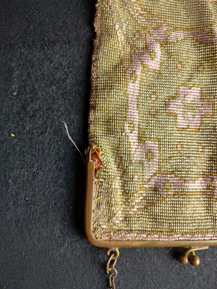 Cartera monedero antigua francesa de 1920 con flecos y cuentas de metal Art Deco para damas Foto 3 de 4