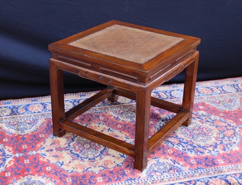 Coppia tavolini Cina in olmo con pannelli in rattan - 1870/80 ca. - Bild 2 von 6