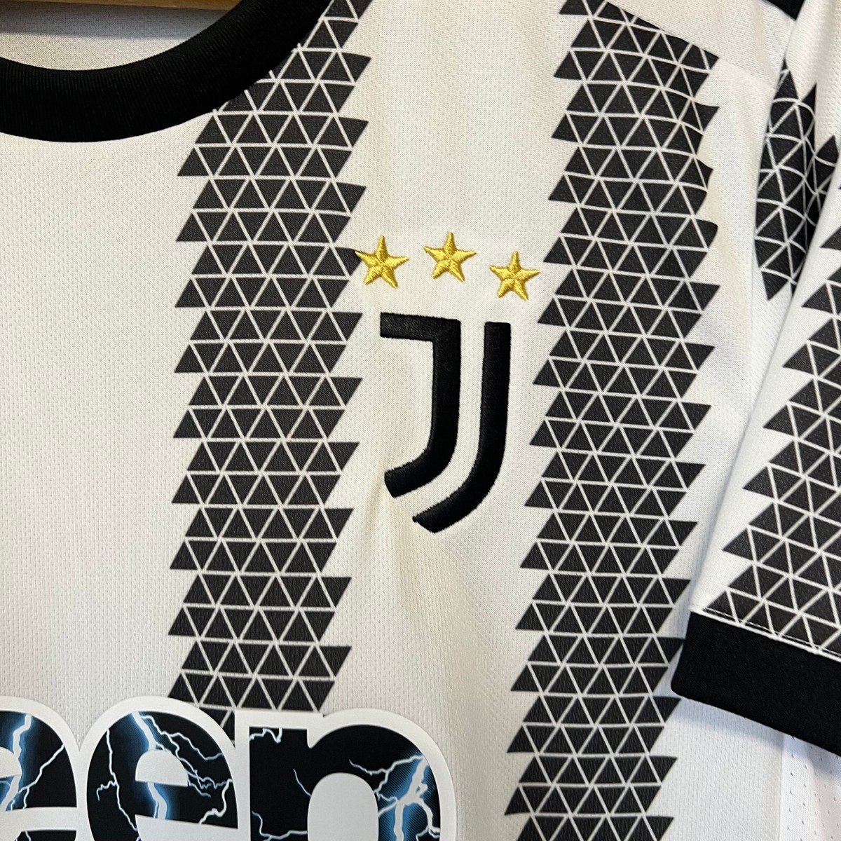 Juventus Jersey 2022-23 Home Mens Soccer Shirt Medium H38907