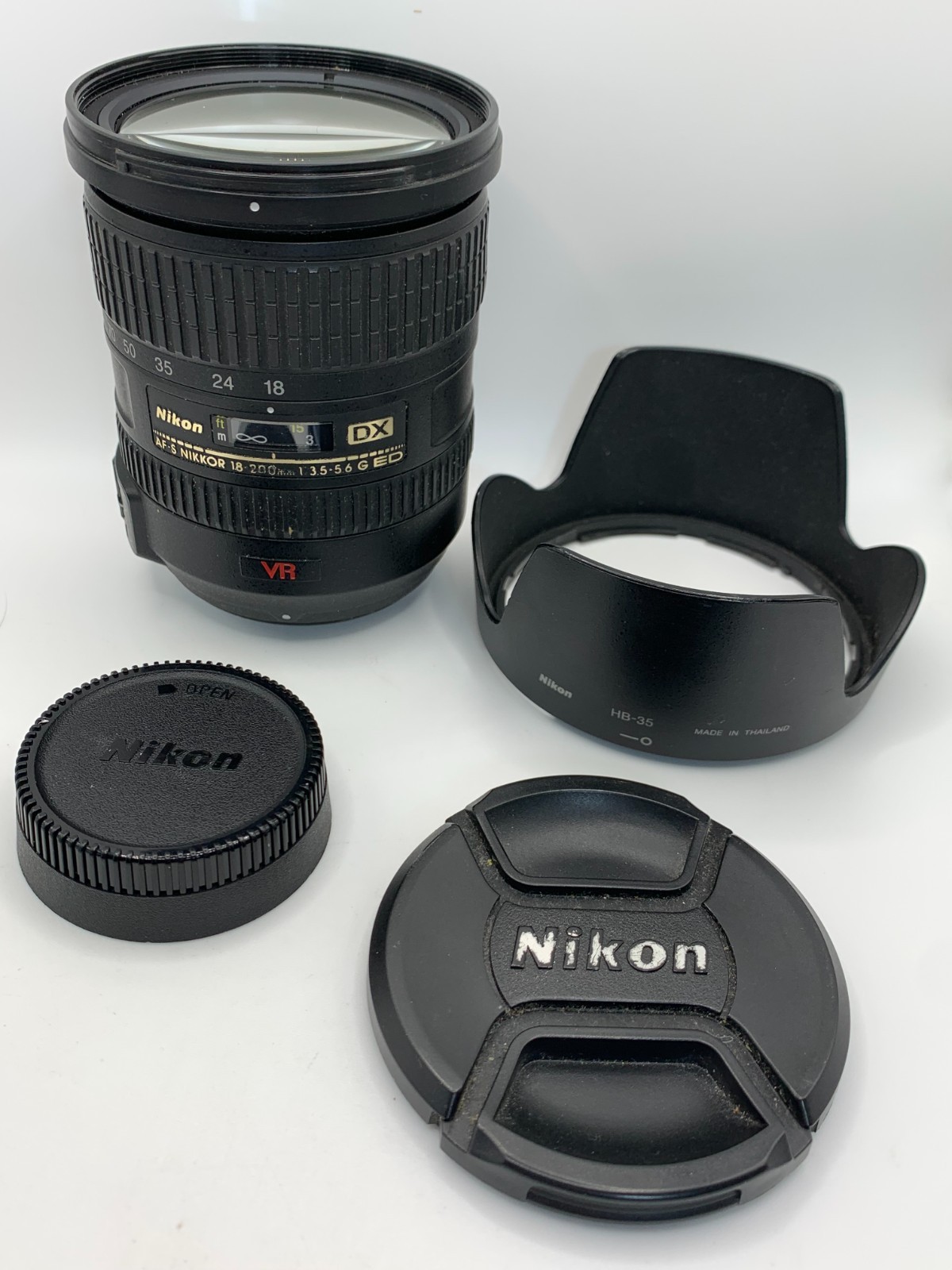 Nikon DX AF-S Nikkor  18-200mm f/3.5-5.6 G ED VR Lens + caps and hood
