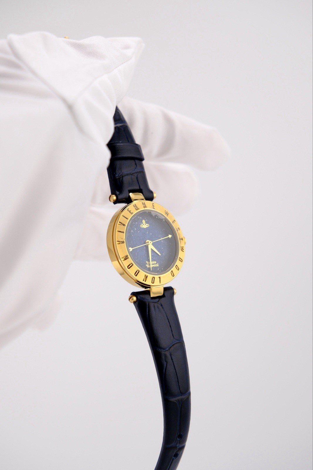 Montre Vivienne Westwood or rose pour un style urbain et branché