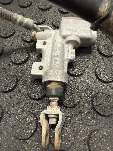 08 Kawasaki Kfx 450R Kfx 450 Oem Rear Brake Cylinder  - Foto 2 di 5