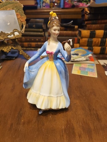 ROYAL DOULTON ENGLAND "LEADING LADY" FIGURINE H.N. 2269