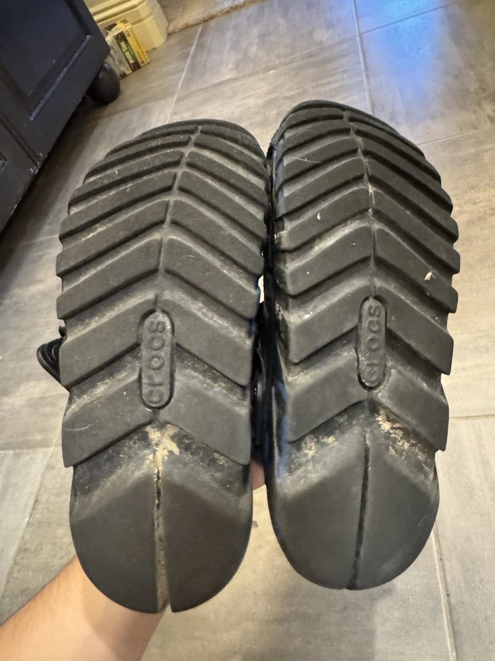 Zueco Crocs Duet Max Post Malone negro y azul talla 8 con dijes Foto 3 de 4