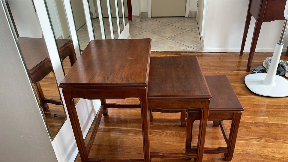 Hermosas mesas auxiliares anidadoras de madera maciza  Foto 2 de 3