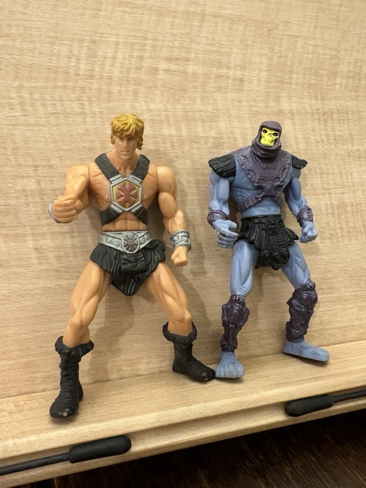 Lote de figuras de colección Masters the Universe McDonalds Skeletor y He-Man de 4 pulgadas 2003 Foto 2 de 4
