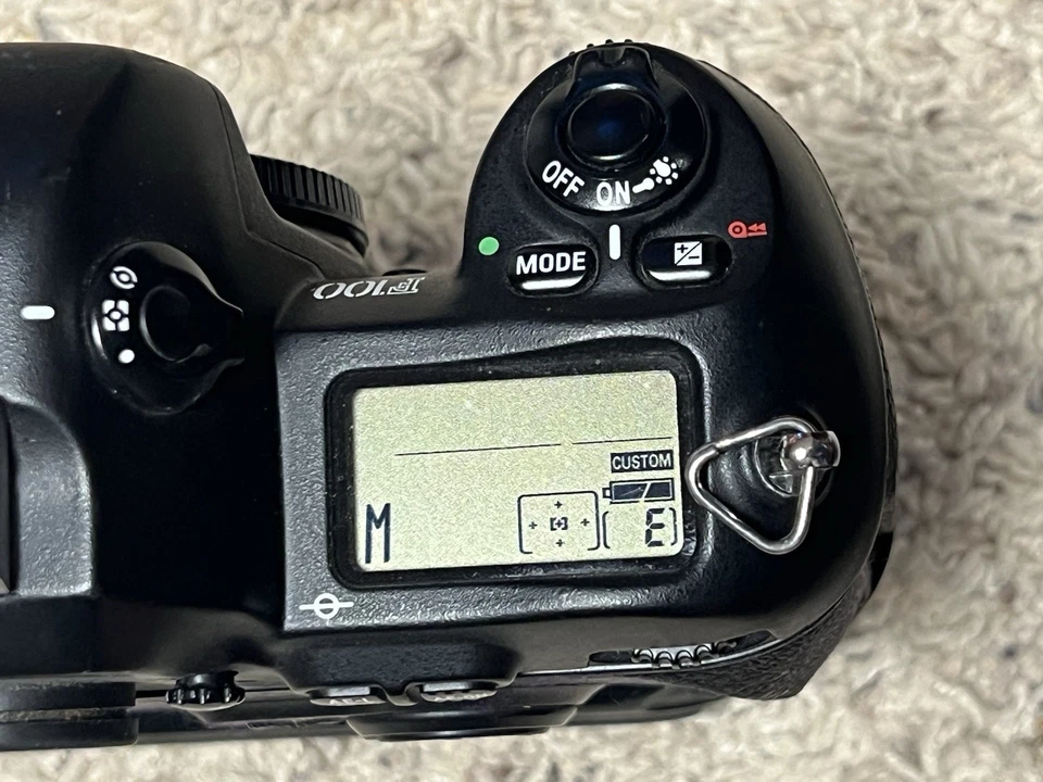 Cuerpo de cámara fotográfica Nikon F100 35 mm con empuñadura vertical MB15. Foto 3 de 4