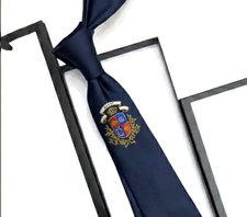 Cravatta Gucci Navy Royal Crest in seta • logo iconico ape e corona • come nuova con scatola