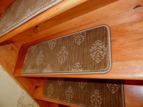 13 Step 9" x 26" .+ Landing 27" x 35" Stair Treads WOVEN CARPET. - Picture 2 of 4
