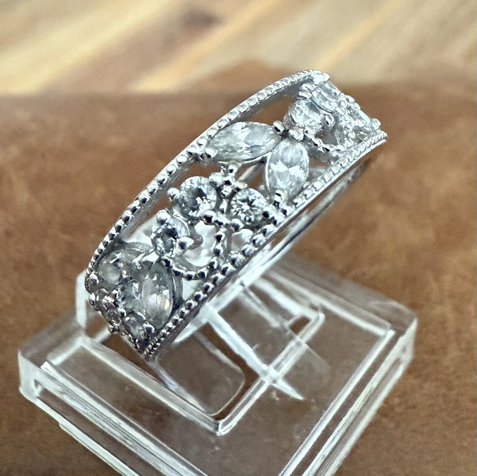 Bonito anillo QVC Epifanía Platino Revestido Circón Diamonique Diseño Encaje Talla 7 Foto 3 de 4