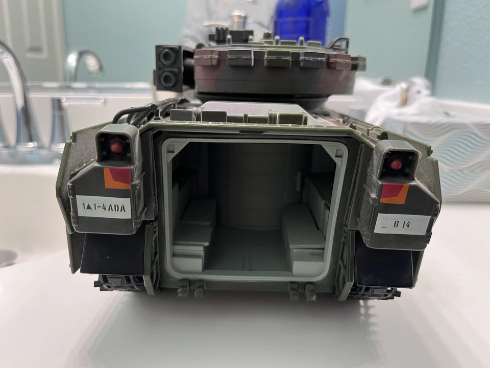 Unimax 2007 Forces of Valor U.S. Bradley Tank Incomplete Read - Image 4 of 4