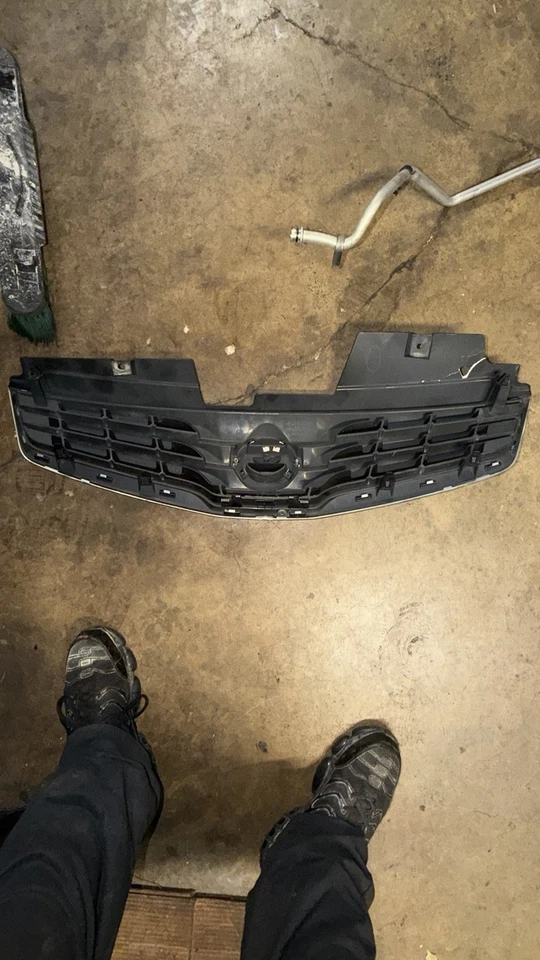 Nissan Sentra 2010 a 2012 parrilla superior delantera OEM R2323 DG Foto 3 de 3