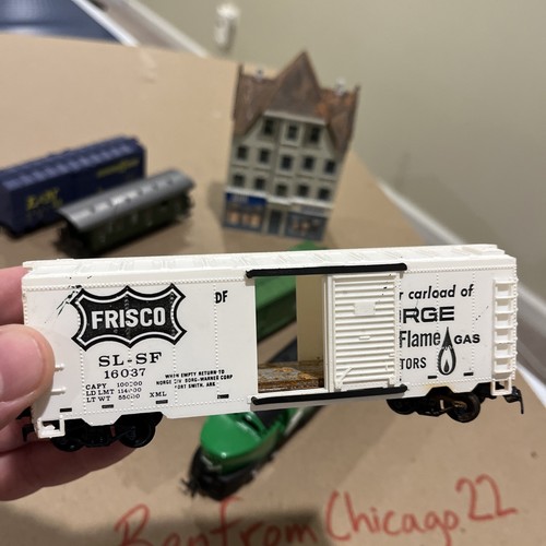 5 HO Scale Trains And One Building/ Mixed Brands And Untested As/is For Parts - Picture 9 of 23