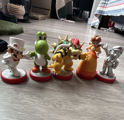 Nintendo Mario Kart Amiibo 5 Pack Bundle: Mario, Yoshi, Bowser, Princess Daisy