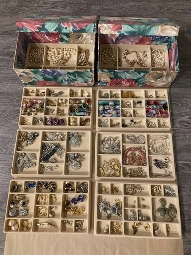 Lot of 275 Vintage Mod Costume Jewelry Rings, Brooch,  Pin, Necklace, Earrings