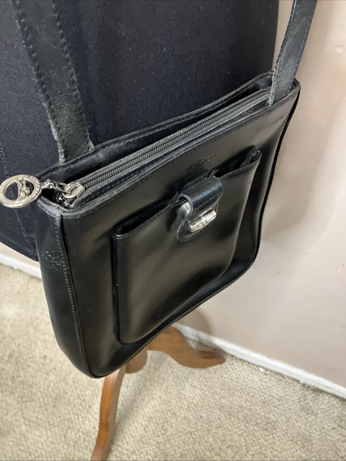 Borsa a tracolla vintage Longchamp in pelle nera con logo in rilievo al centro