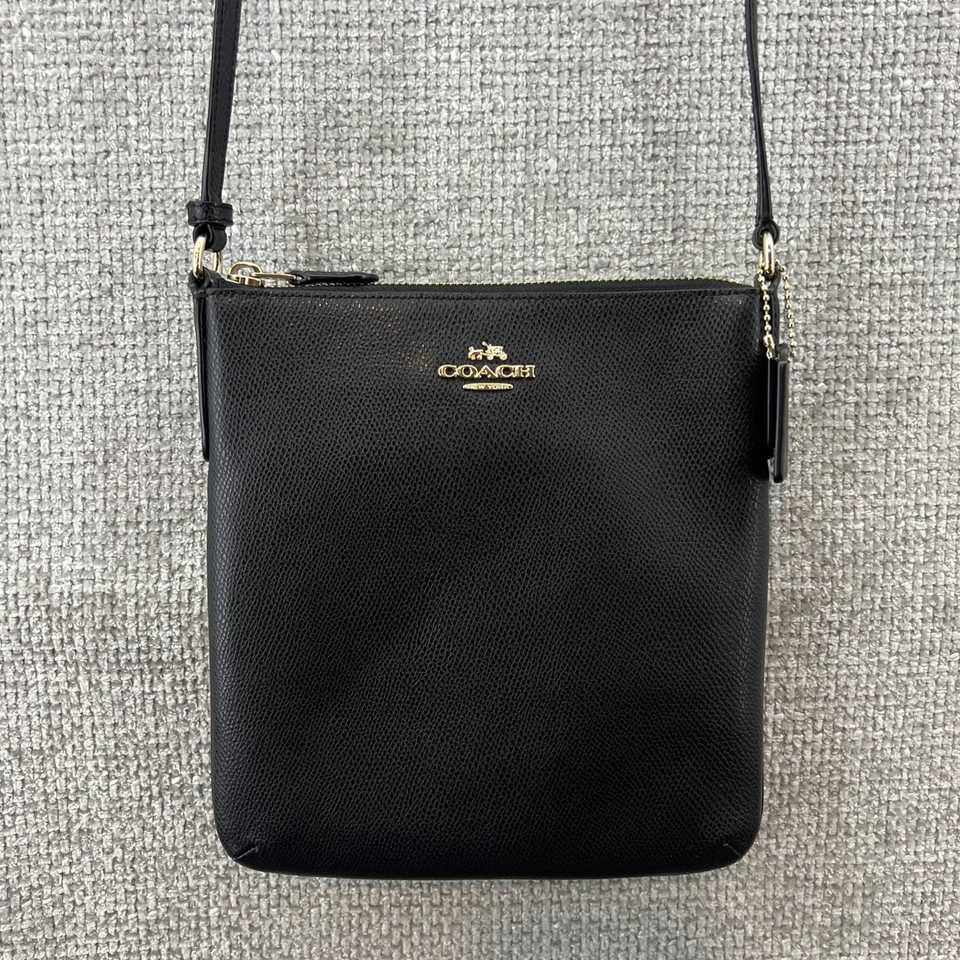 蔻驰黑色皮革斜挎包 F 36063 金色五金和可调肩带标志 — 第 3/4 张图片