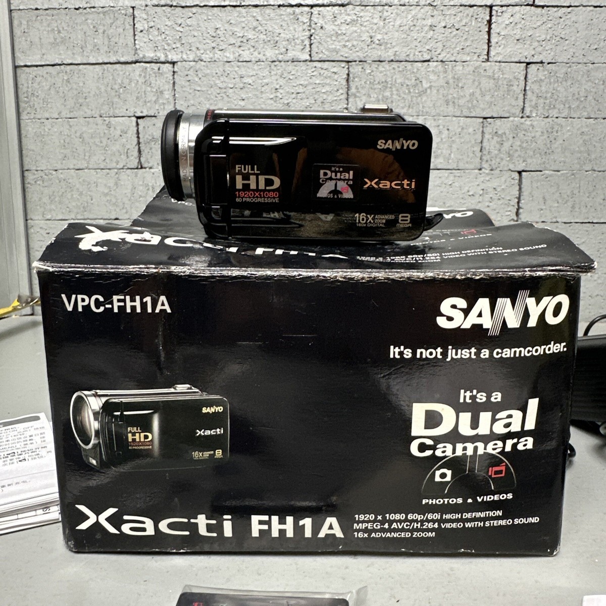SANYO Xacti VPC-TH1 Dual Camera & HD Video Player - Complete in