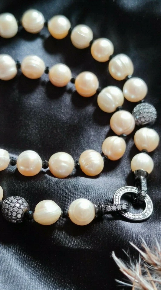 Elegante collar barroco de perlas de agua dulce con broche adornado de circones Foto 2 de 4