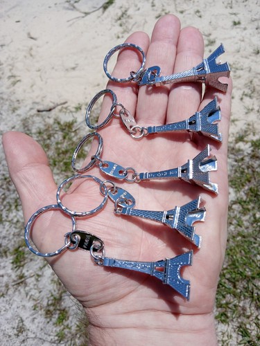 Lot of 5 Metal Eiffel Tower Keychains! Car Motorcycle Pendant Keyrings - 第 1/10 張圖片