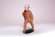 Manoil M99 67 Soldier with Gun and Pack Marching