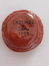 Feve LADUREE PARIS - MACARON CHOCOLAT année 1999 porcelaine