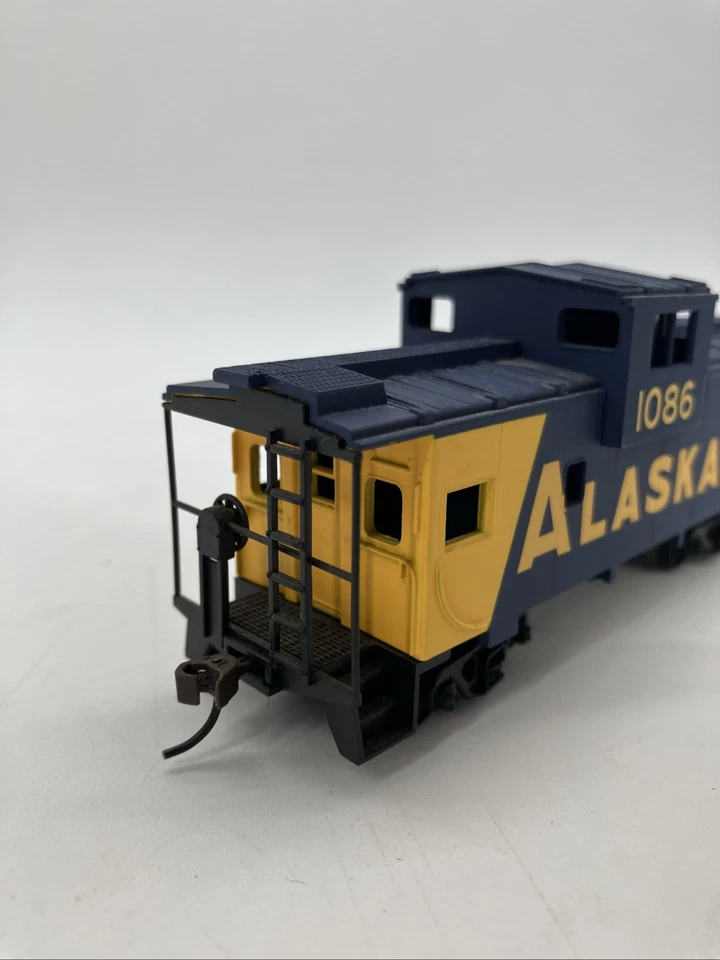 Walthers Trainline HO Scale Alaska ARR #1086 Caboose Ships Fast - Image 2 of 4