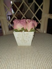 Dekoracja kwiatowa, kwadratowy biały pojemnik z 9 różowymi pąkami róży. Śliczne!