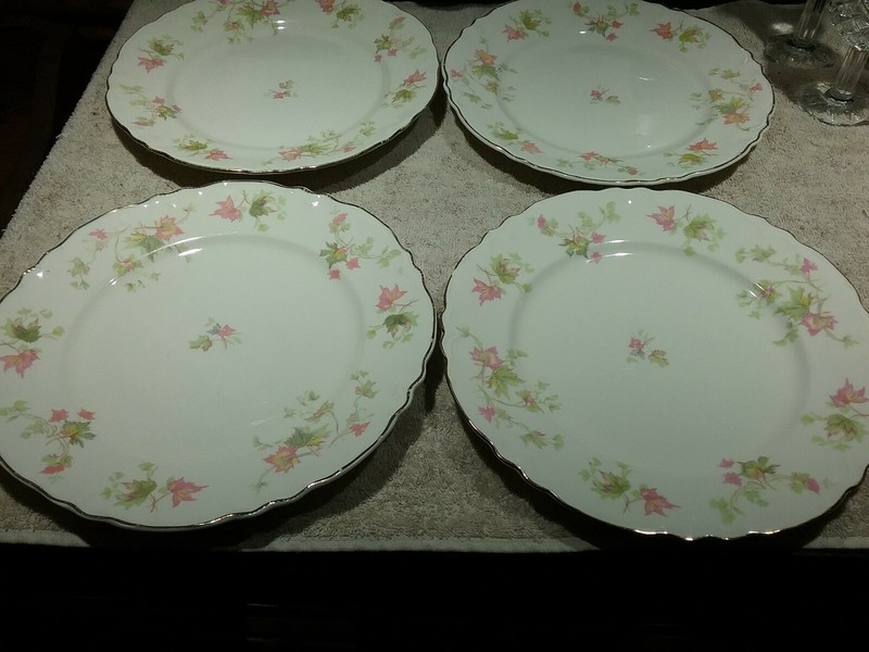 SET OF4 HOMER LAUGHLIN 10" DINNER PLATES  #A49N6 - LEAF DESIGN WITH GOLD TRIM