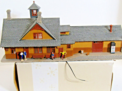 POLA QUICK ho RICO STATION  custom built extras added 2 lighted poles