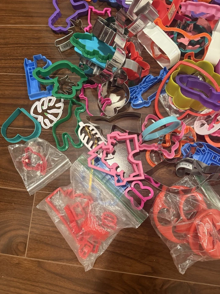 300+ Lot of Vintage Cookie Cutters Halloween Kids Christmas Animals Disney Sets - Image 2 of 4
