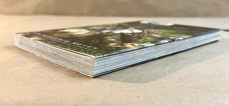 CREPUSCULO: LA NOVELA GRAFICA. VOL. 1 **EX-LIBRARY Copy**By Stephenie Meyer - Image 2 of 4