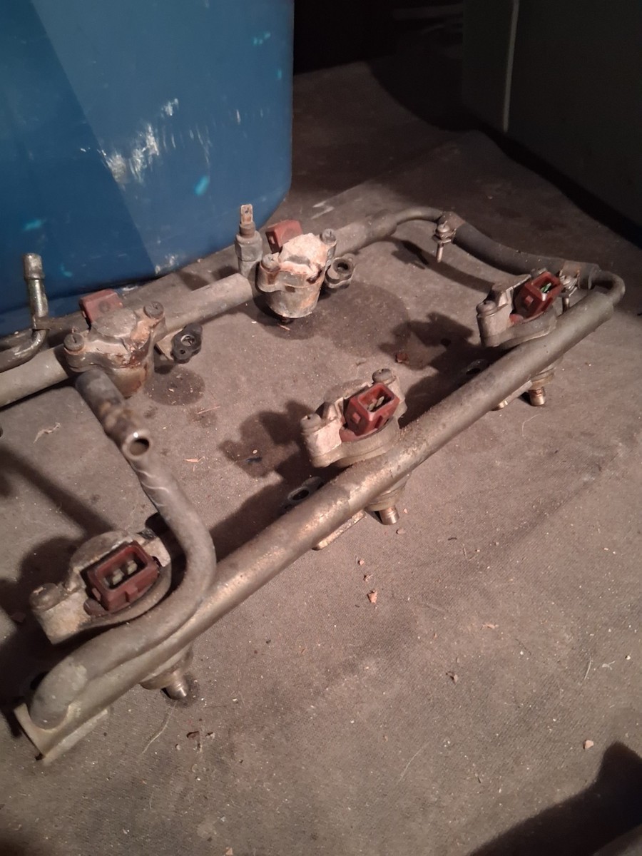 1993 300zx Nissan Z32 Fuel Rail Assembly and Fuel Injectors OEM