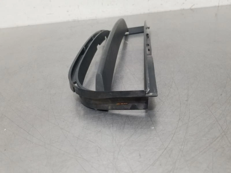 10 2010 BMW 135I РЕШЕТКА НИЖНЯЯ ПРАВАЯ ПАССАЖИРСКАЯ - Изображение 4 из 4