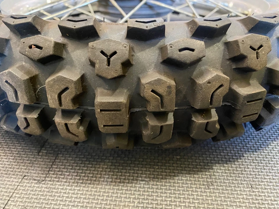 1988 - 2005 Kawasaki KLR250 aro de roda traseira 17x2.15 pneu reto OEM bom - Imagem 2 de 4