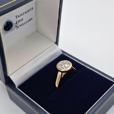 Ein Karat Diamant Sonderanfertigung Solitär Lünette gefasst in 18 Karat Gelbgold