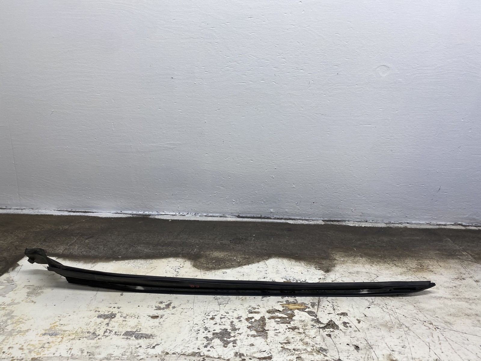 2010-2020 BENTLEY MULSANNE FRONT RIGHT WINDSHIELD A PILLAR BODY TRIM DRIP SEAL