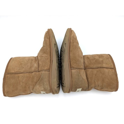 Stivali invernali UGG Australia Classic Short II da uomo in morbida pelle di pecora taglia US6 EU38 - Foto 6 di 16