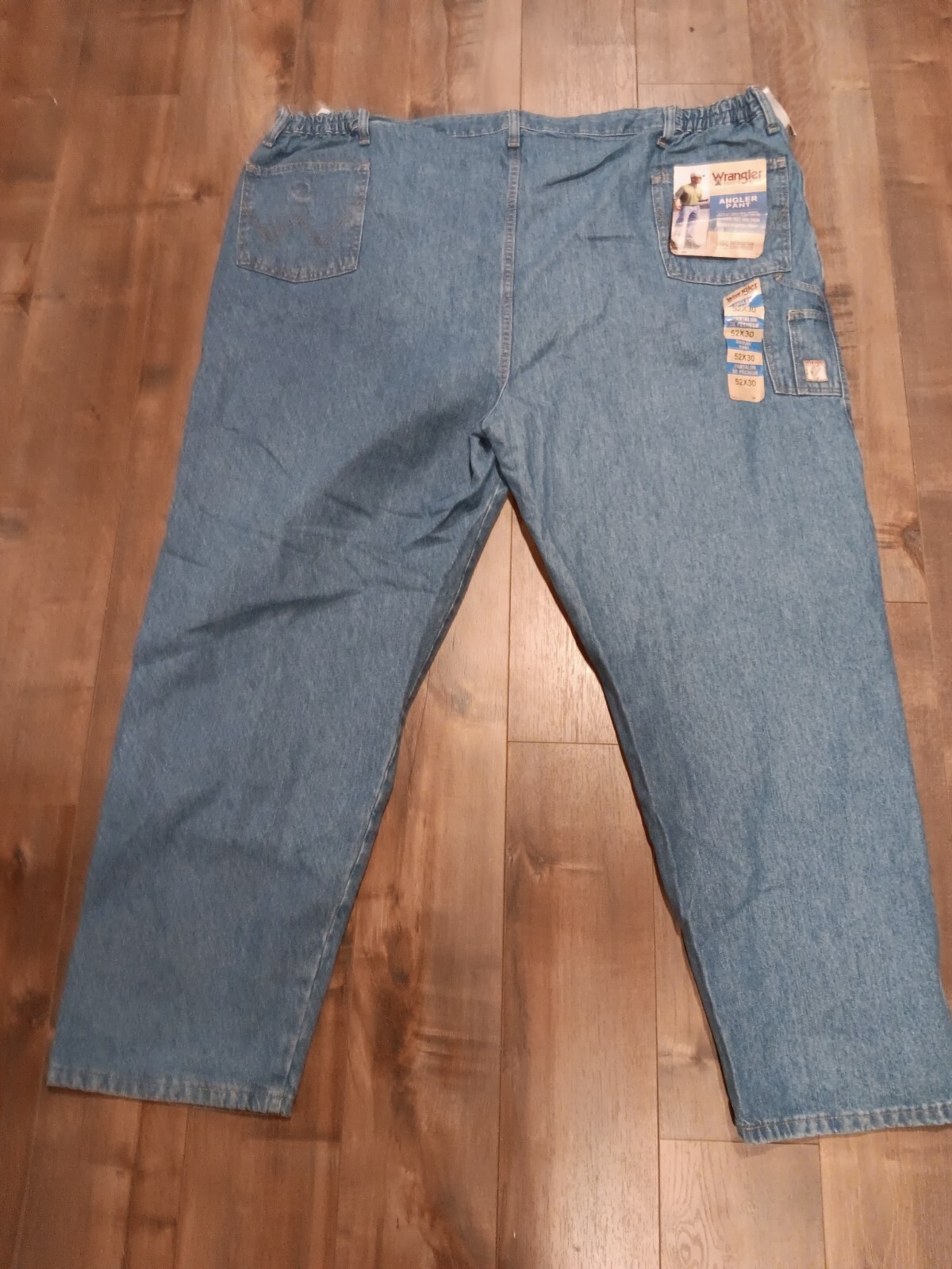 NWT Men's Wrangler Rugged Wear Angler Jeans Size 52x32 elastic