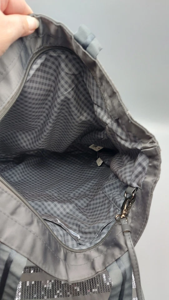 Set Bolso de Mano Gris VIP Grande Bath&Body Works (15X12X4) con Bolso Muñequera Lentejuelas (9X6) Foto 4 de 4