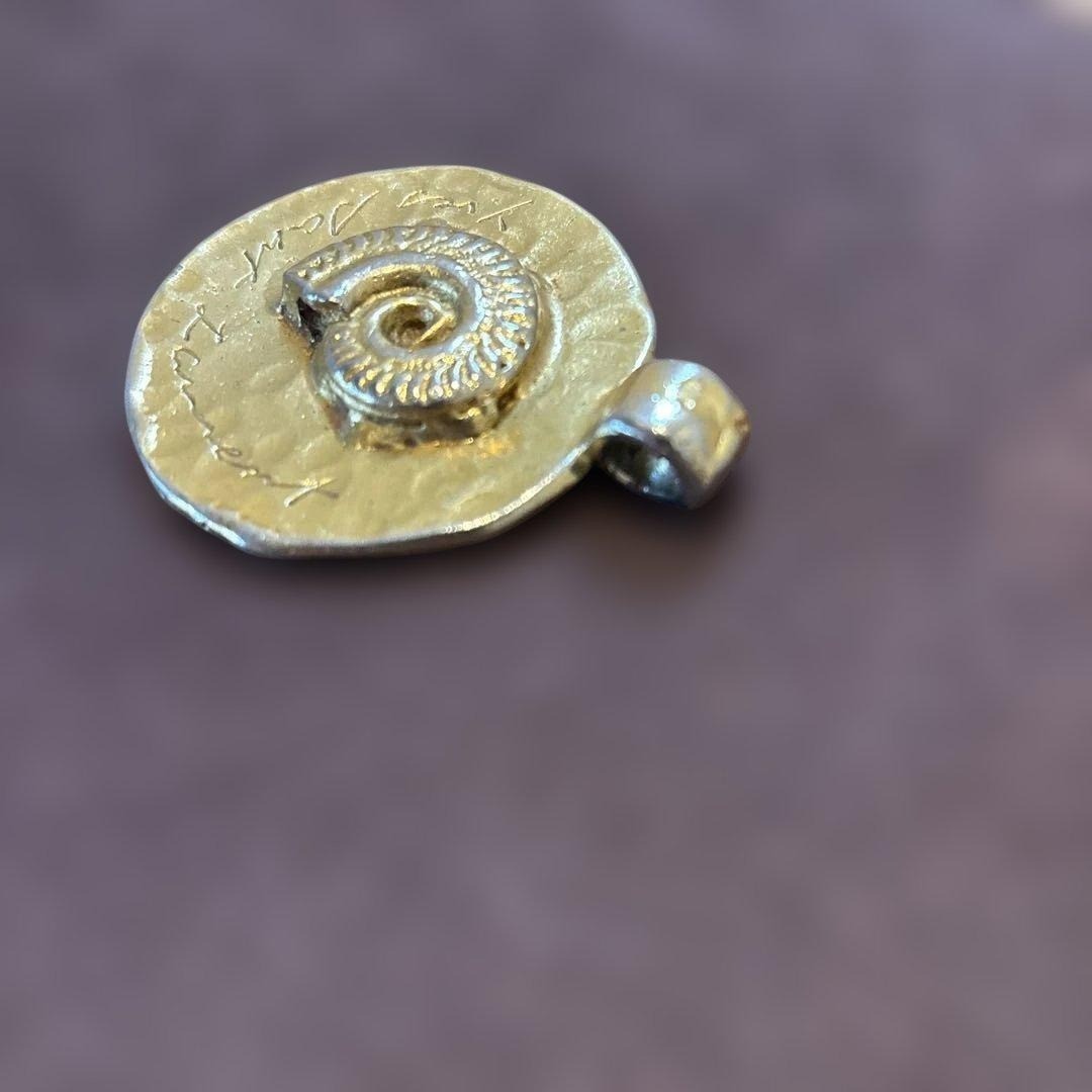 Collana Vintage Yves Saint Laurent Girocollo Conchiglia Ammonite Ciondolo Top Usata