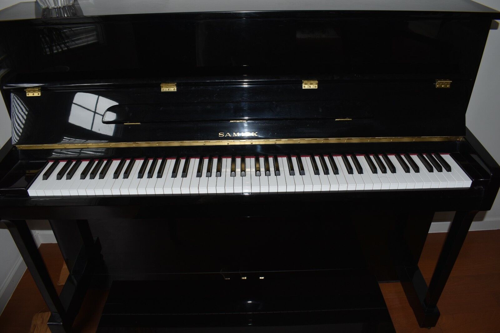 Usado Vertical Samick Piano JS115D com Sistema Silencioso Loja Nancy Cor  Branco Brilhante Acessórios Latão de Ouro Sistema silencioso GENIO Alpha  Óptica