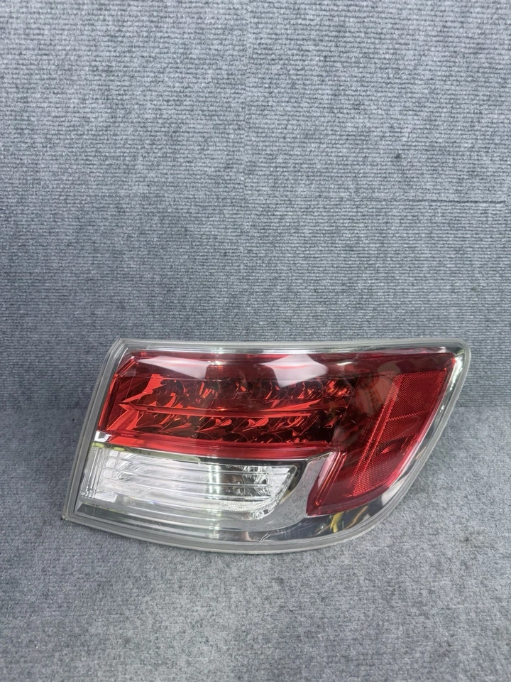 2007 - 2009 Mazda CX-9 Rear Right Passenger Side Outer Tail Light OEM - Image 2 of 4