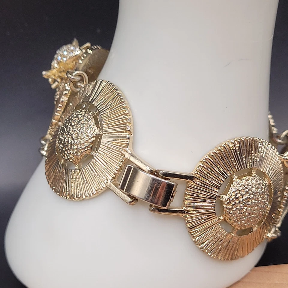 Brazalete de eslabones de disco de flores gruesas tono dorado vintage con estrás abejorro Foto 3 de 4
