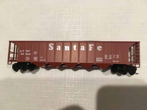 PRECISION MASTERS 1302 N-Gauge 55ft Ortner 5 Bay Hopper, Santa Fe ATSF 85850 - Picture 2 of 2