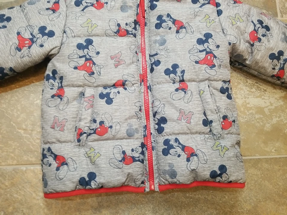Abrigo acolchado con capucha Disney Junior Mickey Mouse - Invierno - Talla 3T - Niños Usado en Excelente Condición Foto 2 de 4