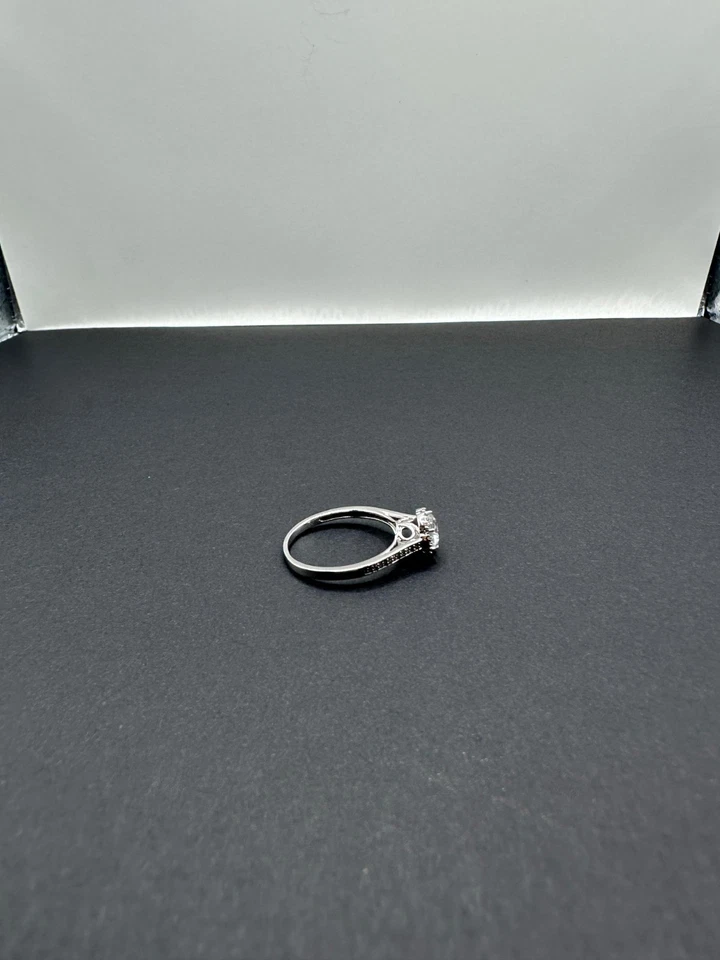 Hermoso anillo de compromiso de oro blanco de 10 quilates con diamantes talla 7,5 Foto 2 de 4