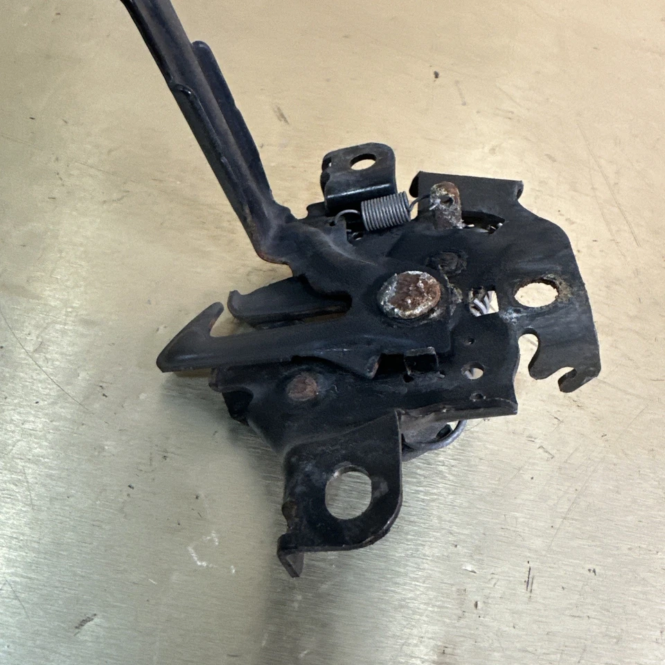 Toyota RAV4 2015 conjunto de bloqueo de pestillo de capó OEM. Foto 2 de 4