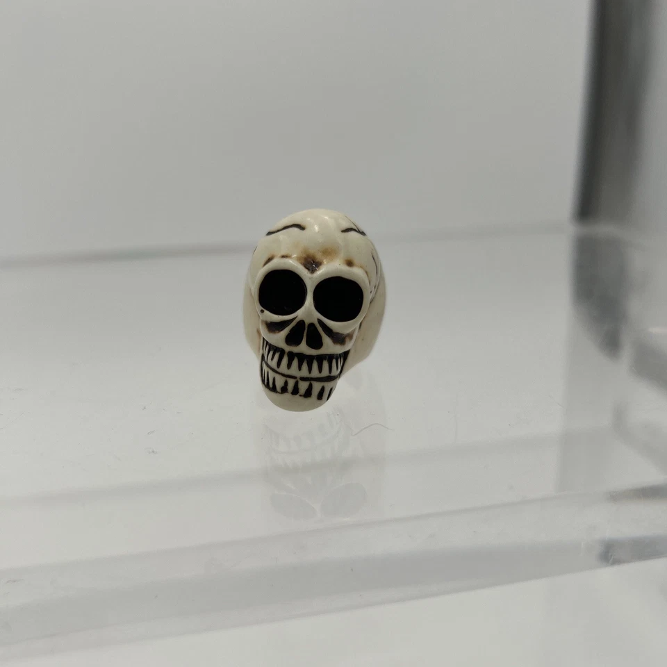 Anillo de calavera de resina unisex (talla 8) - La calavera es de aproximadamente 1-1/4" x 3/4", motociclista, gótico Foto 2 de 4