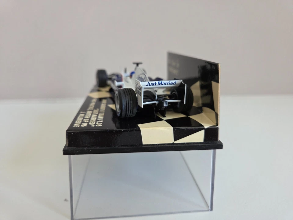 Minichamps 1/43 BMW Sauber F1.06 J. Villeneuve - Just Married, British Gp 2006 - Immagine 4 di 4
